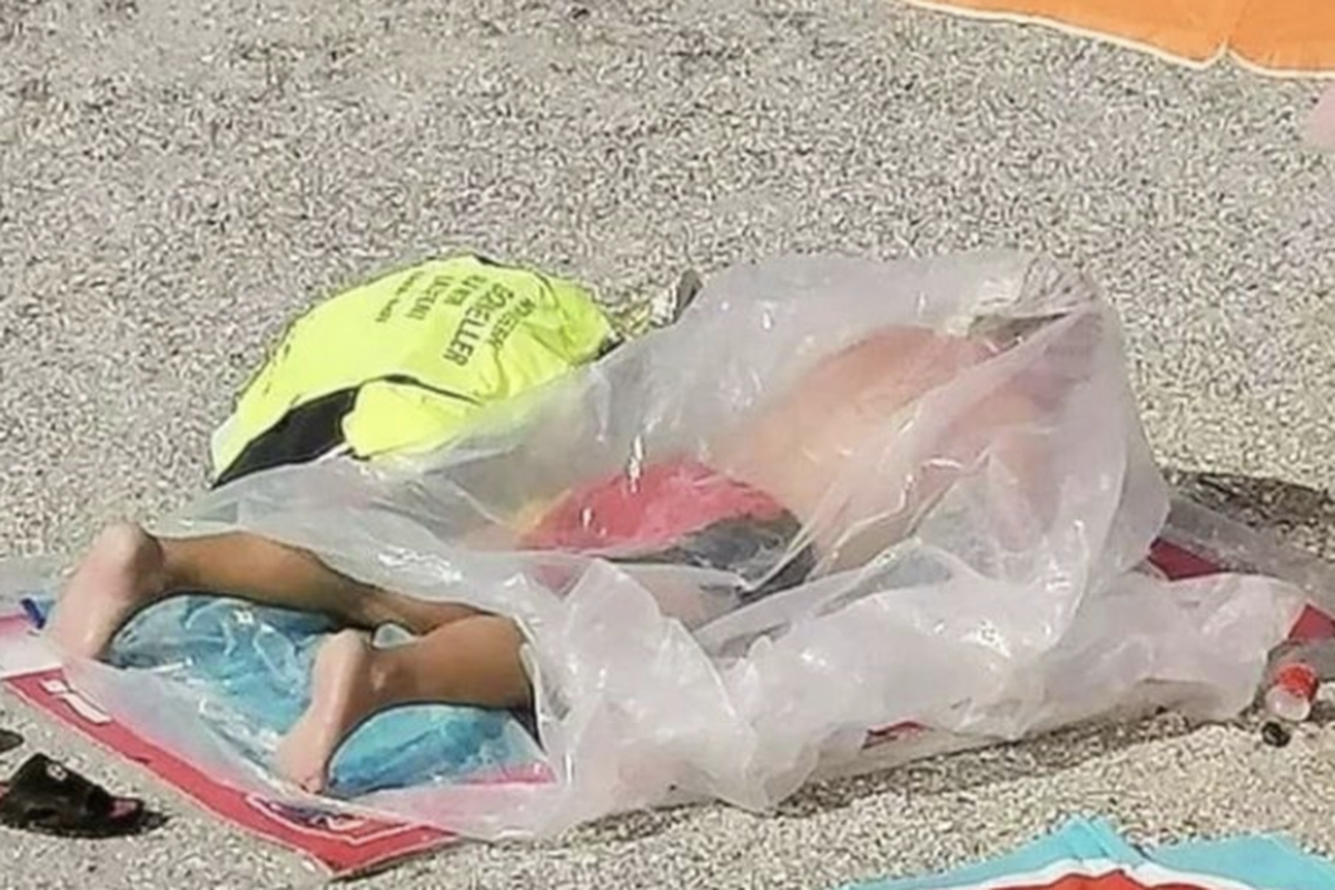 PVC kupač u Dalmaciji sunčao se prekriven najlonom: 'Ma što bi plaćao saunu kad može i džabe'