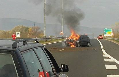 Zabio se u zaštitinu ogradu i zapalio: Ford potpuno izgorio