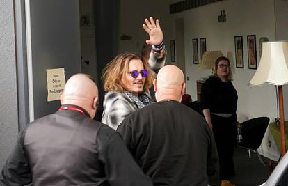FOTO Johnny Depp se sprema za glazbenu turneju, a pobjedu na sudu slavio je u lokalnom pubu