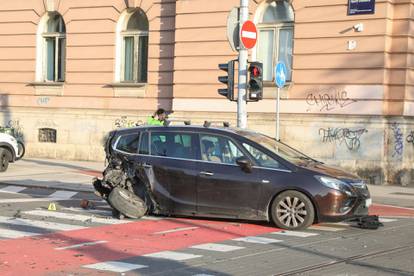 FOTO Kaos u centru Zagreba: Tri auta se sudarila na raskrižju