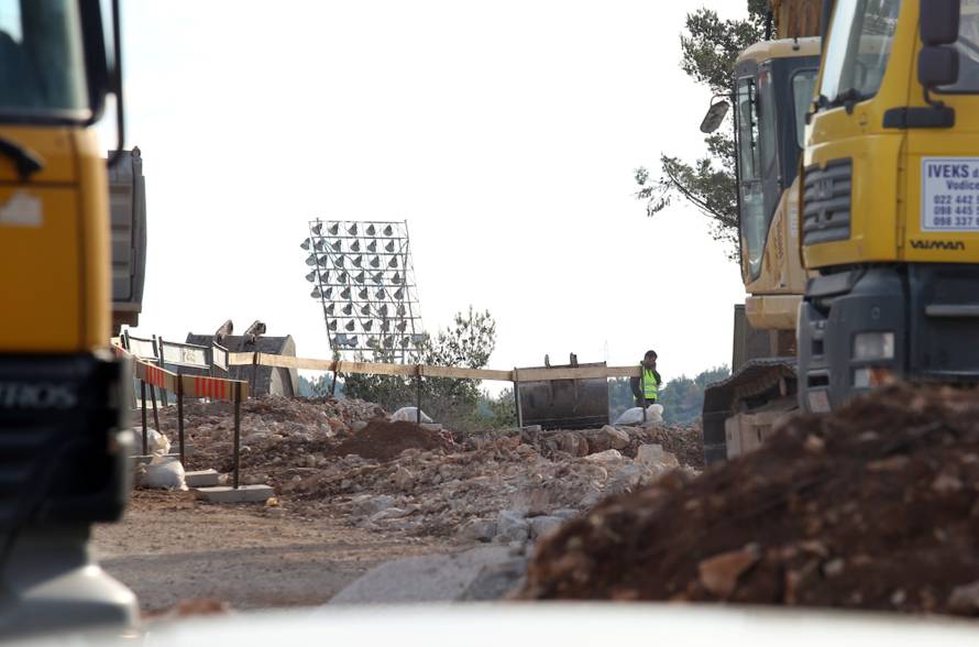 Bagerom prešao preko zaostale mine: Oštećeno je šest auta...