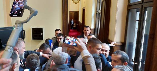 Beograd: Tučnjava u parlamentu, predstavnici opozicije pokušali spriječiti održavanja kolegija