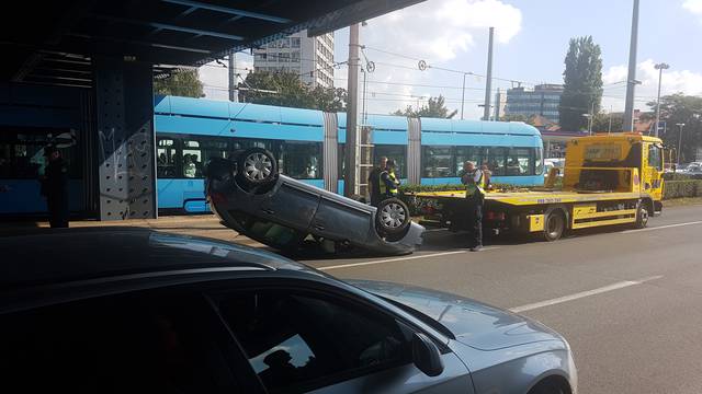 Automobil se prevrnuo na krov, vozača Hitna odvezla u bolnicu