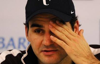 Federer gubi živce: Opet lomi rekete, psuje suce...