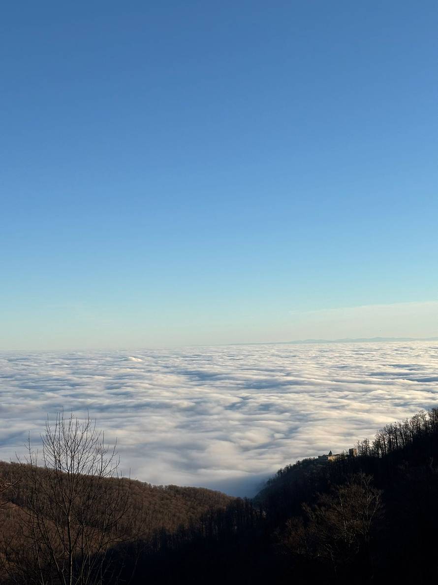 FOTO Medvedgrad u gustoj magli 'pluta' nad Zagrebom