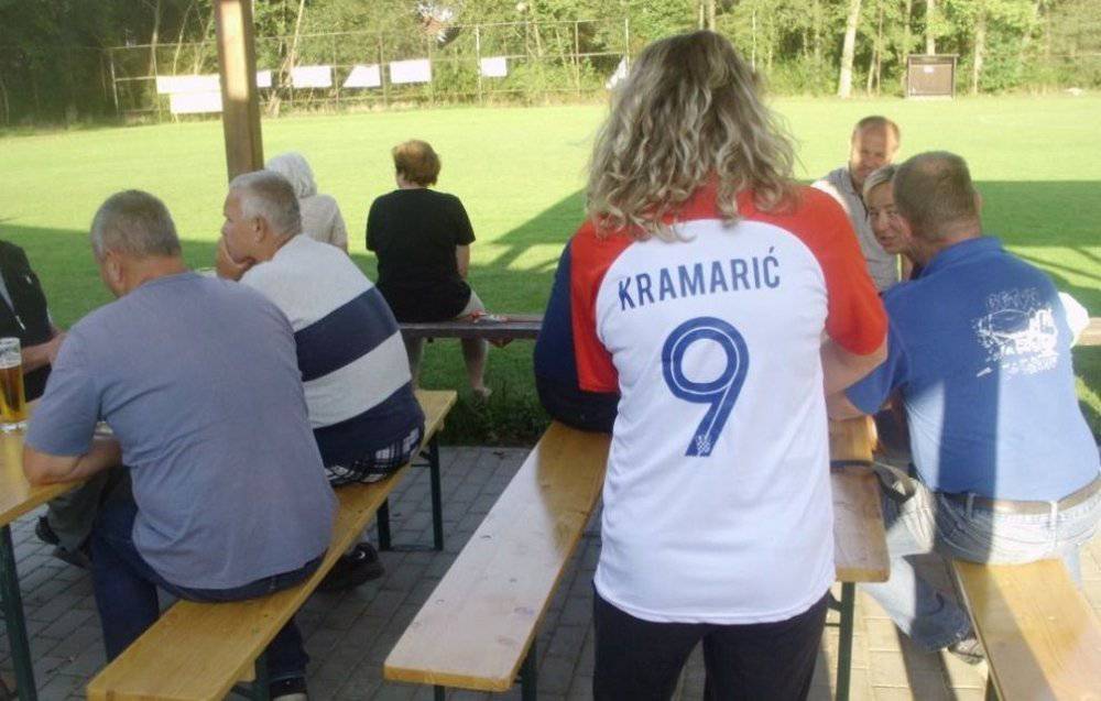 U češkom selu Kramy gleda se svaka Kramarićeva utakmica. Dobio je svoju ulicu i fan klub