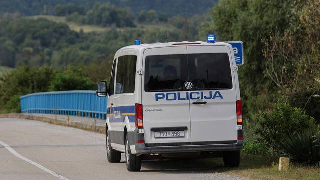 Slunj: Božinovi? obišao policijske službenike koji rade na zaštiti državne granice i suzbijanju nezakonitih migracija uz podru?je granicne crte s BIH