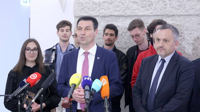 Zagreb:  Ladislav Ilčić predao kandidacijsku listu za Europski parlament 