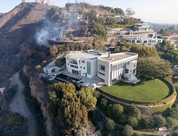 *PREMIUM-EXCLUSIVE* Tom Hanks' Pacific Palisades mansion has been spared from the flames of the wildfires!