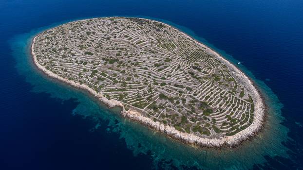 Otok Bavljenac izgleda kao divovski otisak prsta i nezaobilazna je atrakcija u šibenskom arhipelagu