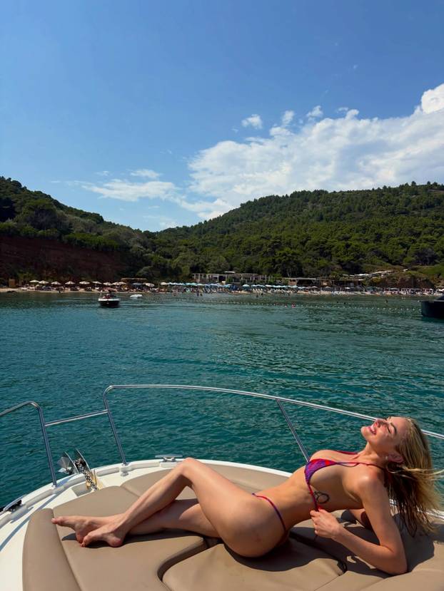 FOTO Možda ste ju sreli... Bujna influencerica posjetila Jadran: 'Ja sam u Hrvatskoj, a vi niste'