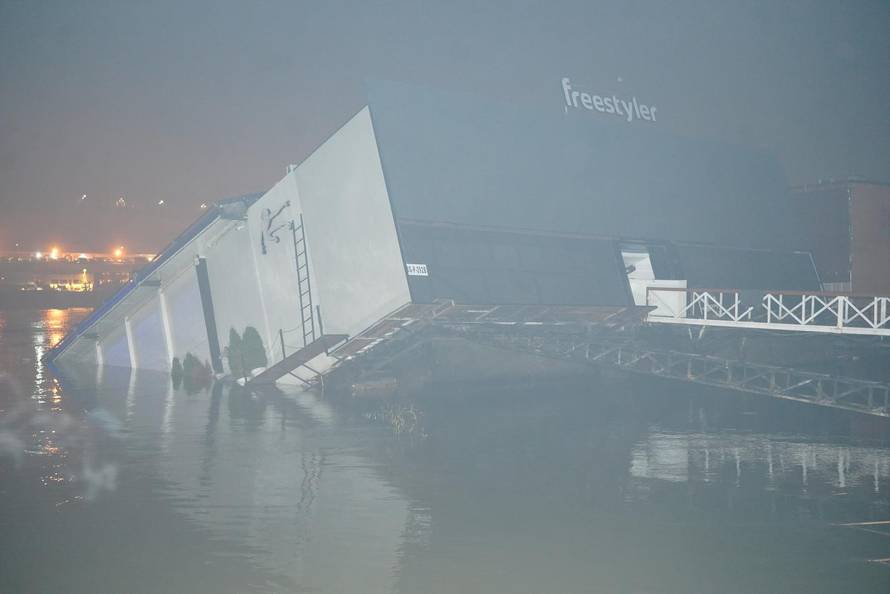 Na dočeku Nove godine u Srbiji: Potonuo poznati beogradski splav