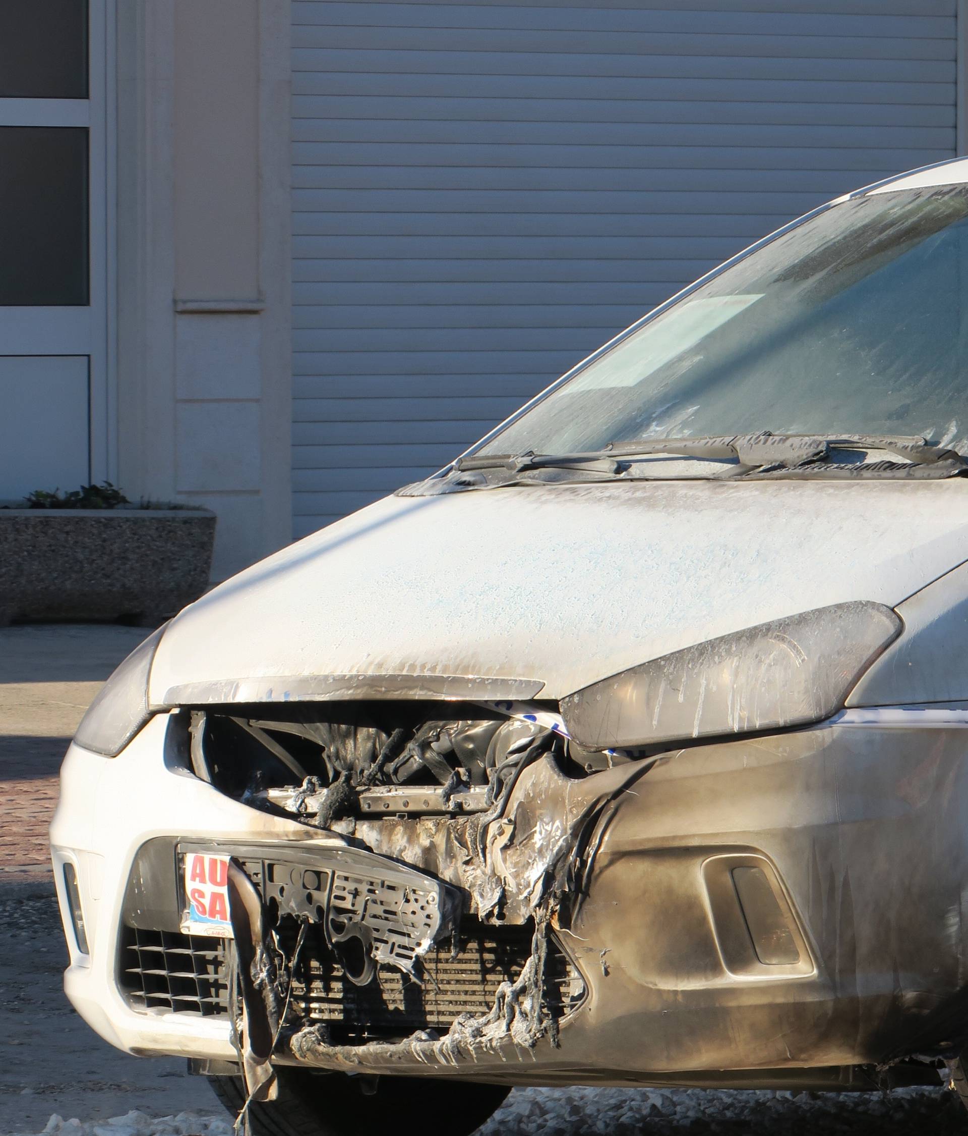 Požar u autosalonu: Izgorjela su dva auta u Kaštel Starom