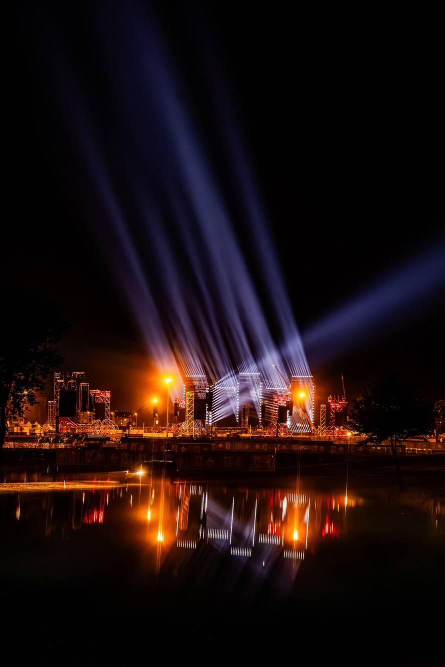 Zagreb: Spektakularna svjetlosna proba na Hipodromu uoči Thompsonovog koncerta