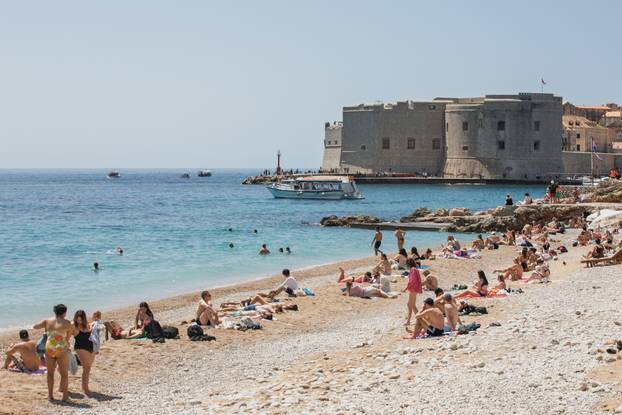 Ljetna atmosfera u Dubrovniku, gužve u gradu i kupanje na Banjama