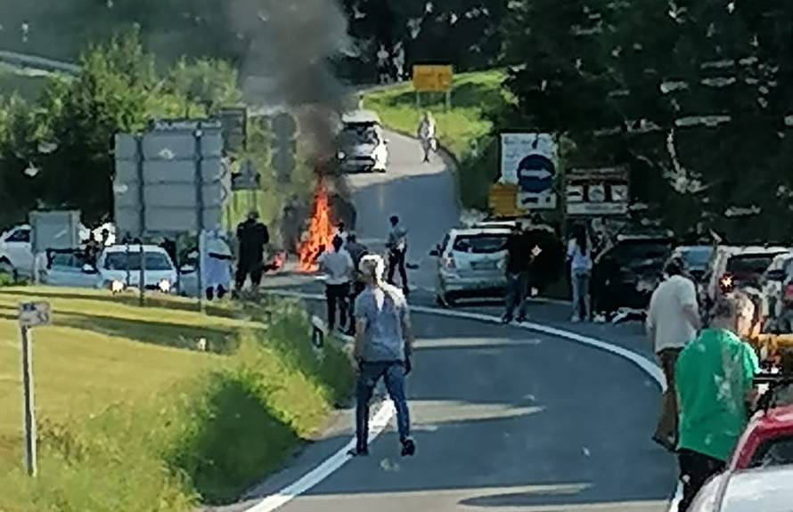 Užas kod Rakovice: Motocikl se zapalio, vozač poginuo u sudaru
