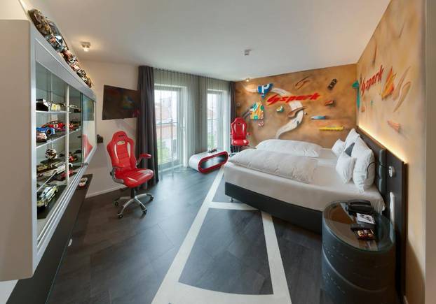 FOTO Jedinstveni hotel za ljubitelje auta: Noć provodite u preuređenim vozilima