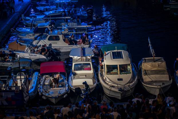 Vela Luka: Tisuće okupljenih na koncertu "Trag u beskraju" u čast Oliveru Dragojeviću