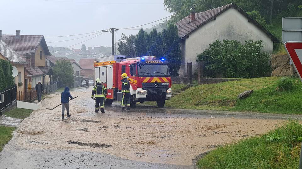 Nevrijeme kod Požege: Bujica u Vidovcima nosi sve pred sobom