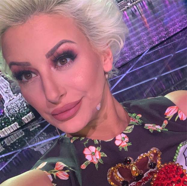FOTO Poznata srpska voditeljica na izbor za Miss stigla u 'goloj' haljini, malo ostavila mašti...