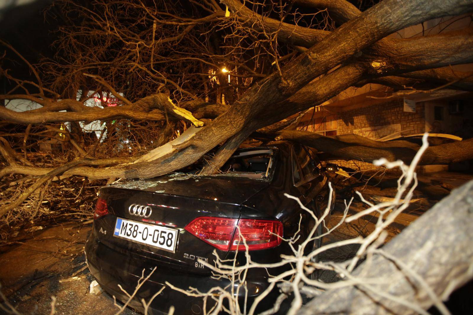 Olujni vjetar u Mostaru rušio sve pred sobom