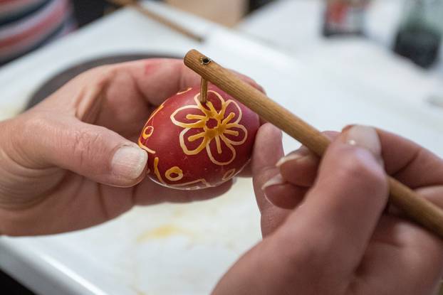 Đakovo: Radionica ukrašavanja uskrsnih jaja voskom u kući Reichsman