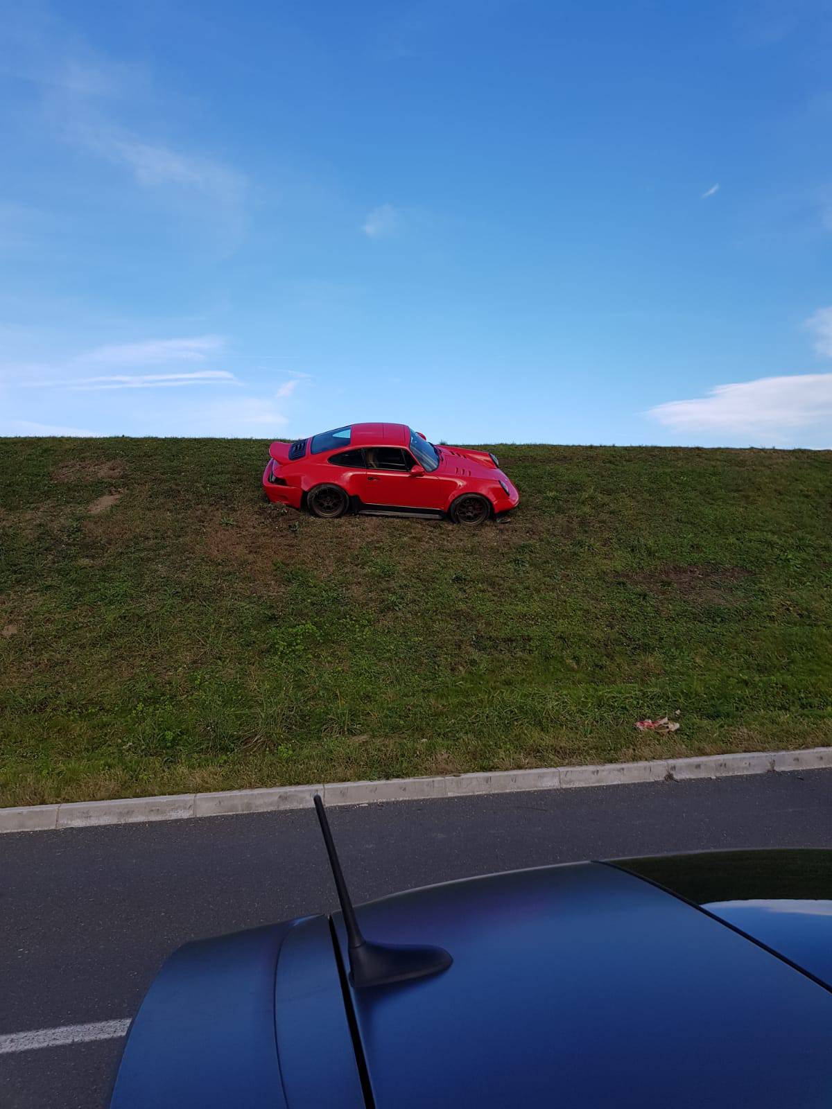 VIDEO Kako mu je to uspjelo? Razbio 'Porsche' od 450.000 €, završio je na savskom nasipu