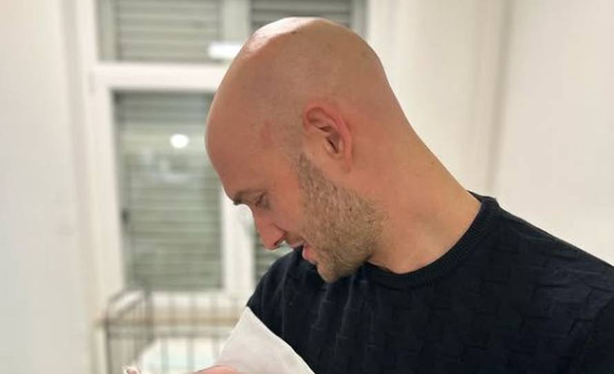 VIDEO Marko Škugor točno u ponoć dobio kćer: Od sreće je zapjevao s osobljem rodilišta