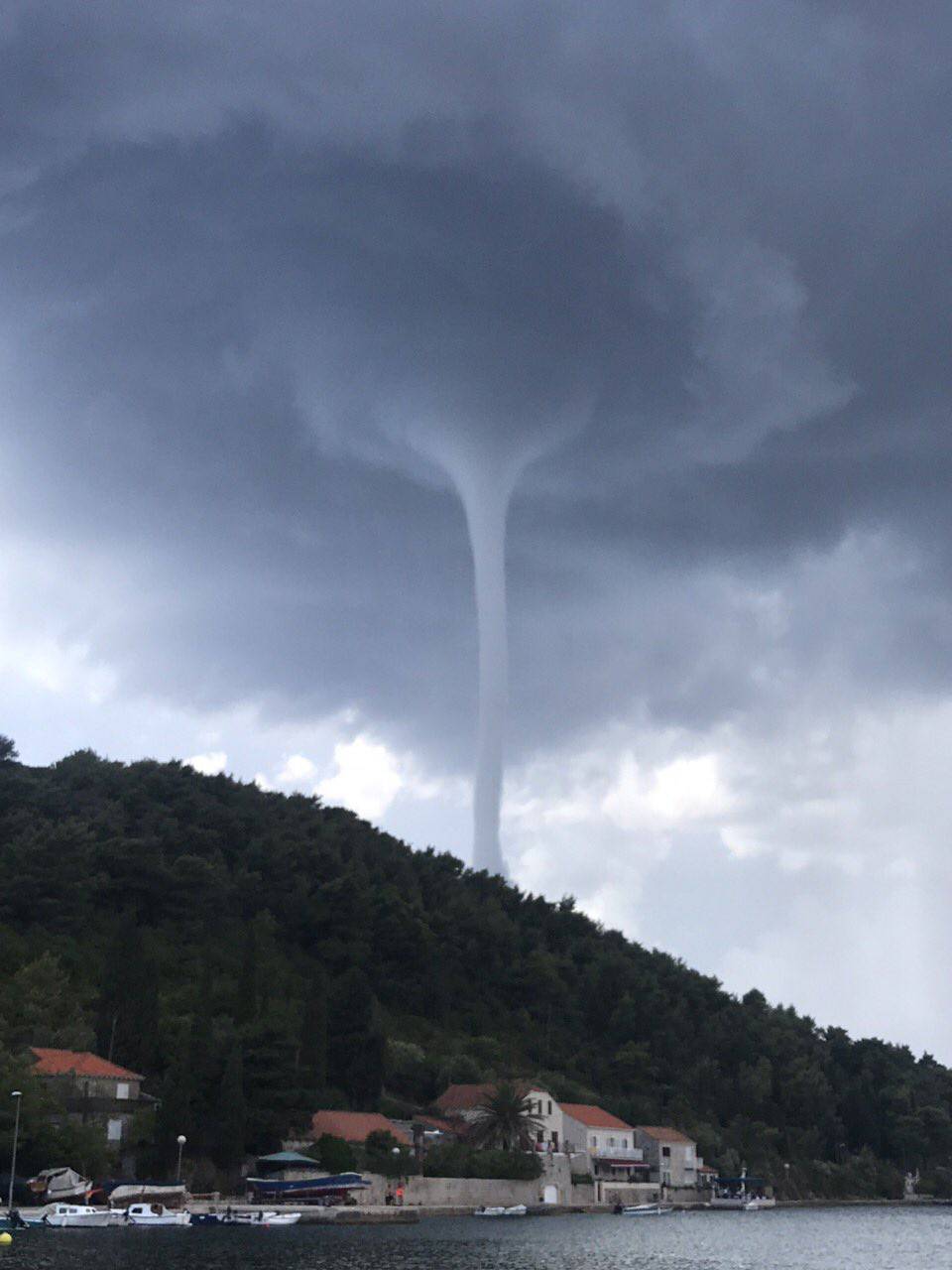 Turisti u panici: Jaka pijavica krenula s mora prema Orebiću