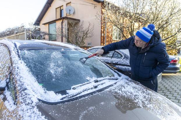 Osijek: Snijeg zabijelio krovove kuća i automobile