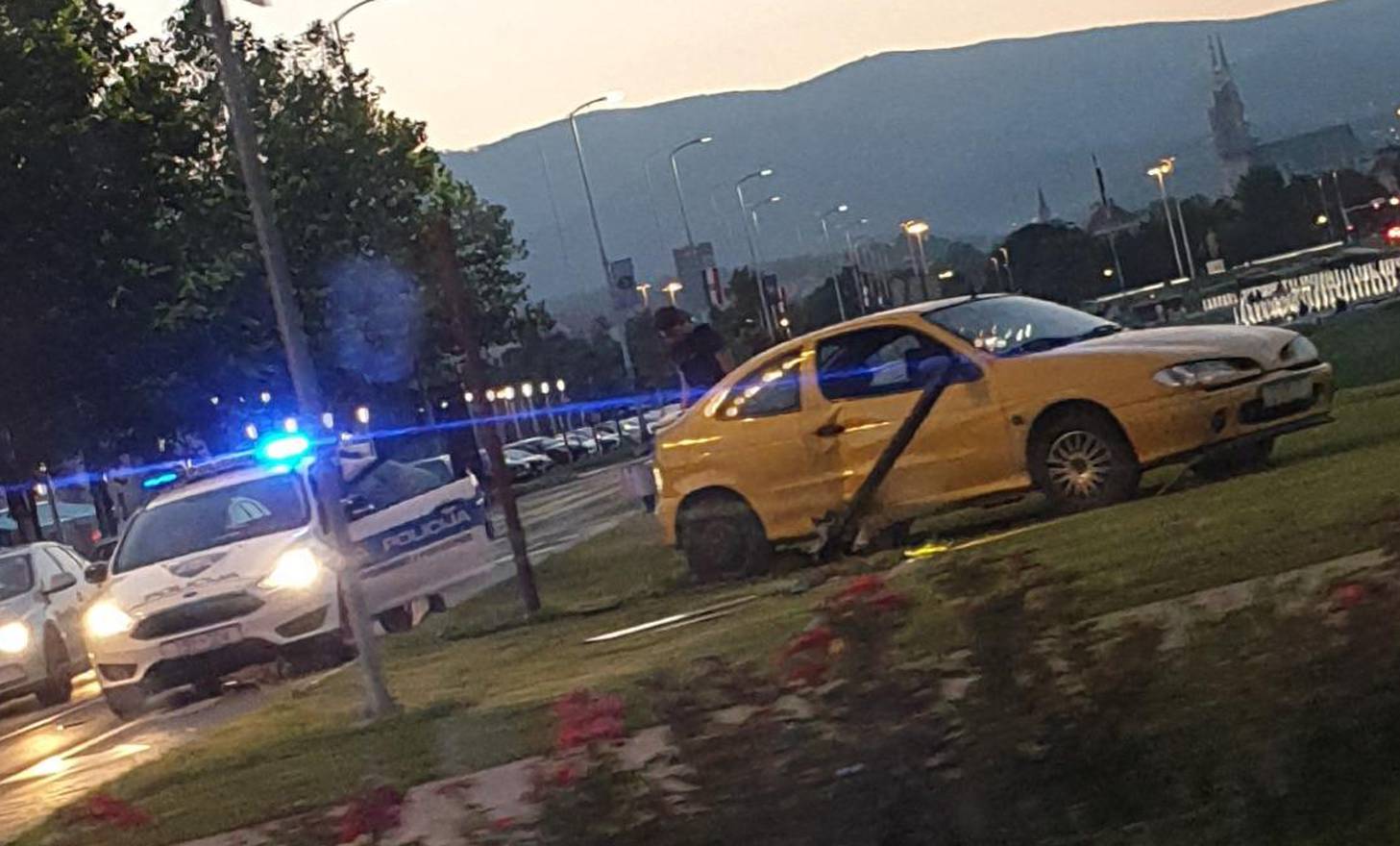 Prometna nesreća u Zagrebu: Skretao pa se zaletio u stup