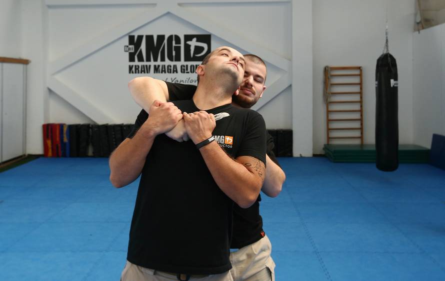 Naučite se spasiti od napada palicom, nožem i pištoljem!