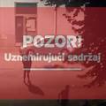 UZNEMIRUJU&Cacute;A SNIMKA U Sl. Brodu mladi&cacute;a brutalno tukli dok je le&zcaron;ao na podu!