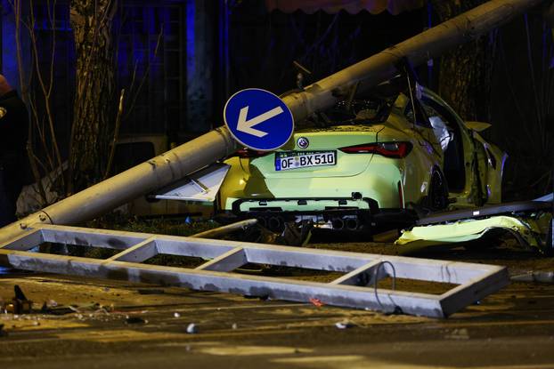 Zagreb: Prometna, BMW-om srusio semafor