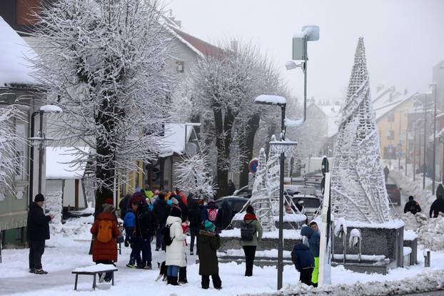 Delnice: Mnogobrojni izletnici uživaju u snijegu u Gorskom kotaru.