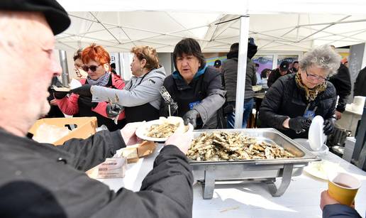 FOTO U &Ccaron;akovcu podijelili vi&scaron;e od 1000 porcija pr&zcaron;enih srdela