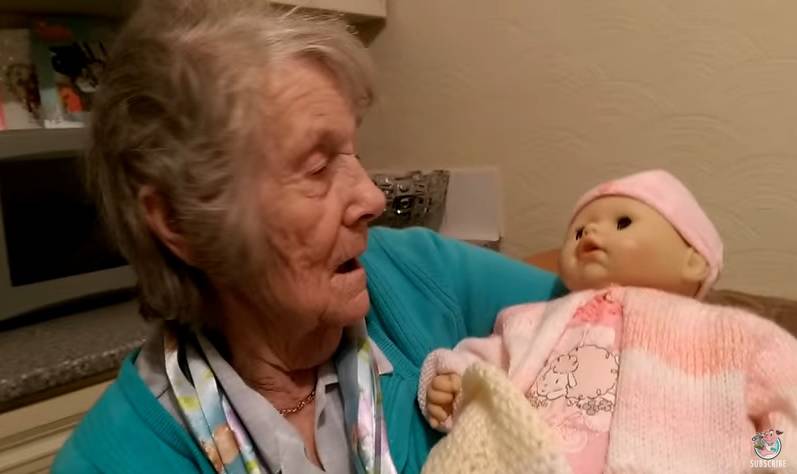 Opet se smije: Žena misli da joj je lutka unuka pa brine o njoj