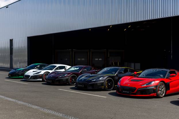 Rimac Nevere parkirane ispred Rimac kampusa u Kerestincu povodom Trilblazers Toura