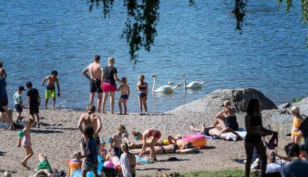 Vrući početak ljeta u Švedskoj, kupaju se i sunčaju više nego mi
