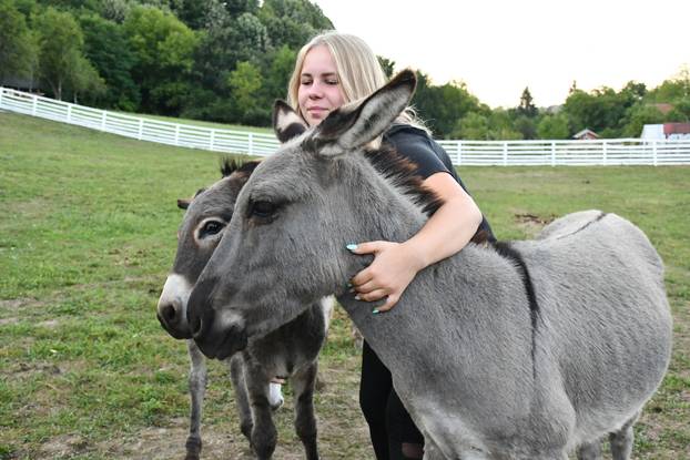 FOTO Kokoši, peseki, konji... Evo što sve skriva Enin ranč pun ljubavi: 'Oni su moji ljubimci!'