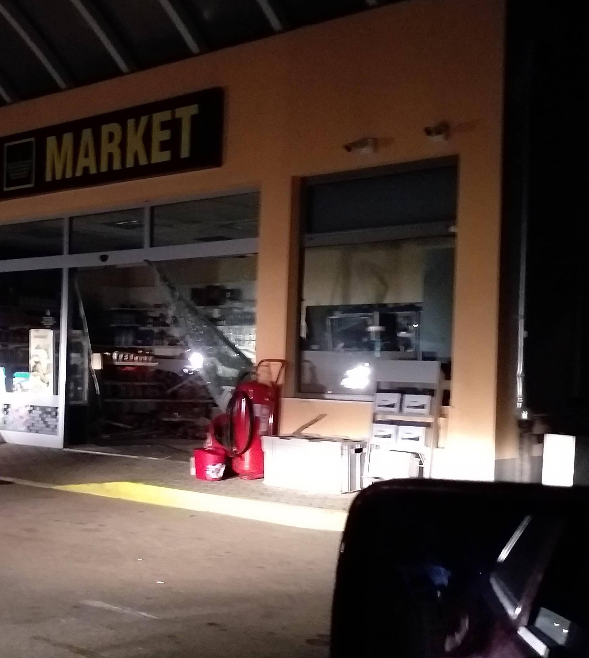 Krš i lom pokraj Šibenika: Pijan 'parkirao' u benzinsku postaju