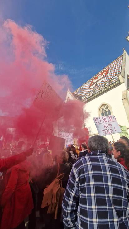 Velika fotogalerija s prosvjeda na Markovu trgu: Rijeka ljudi i poruke protiv Vlade i Plenkija