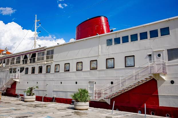 FOTO Zavirite u prvi brod-hotel u Hrvatskoj: Noćenje na ovom brodu u Rijeci ima posebnu čar