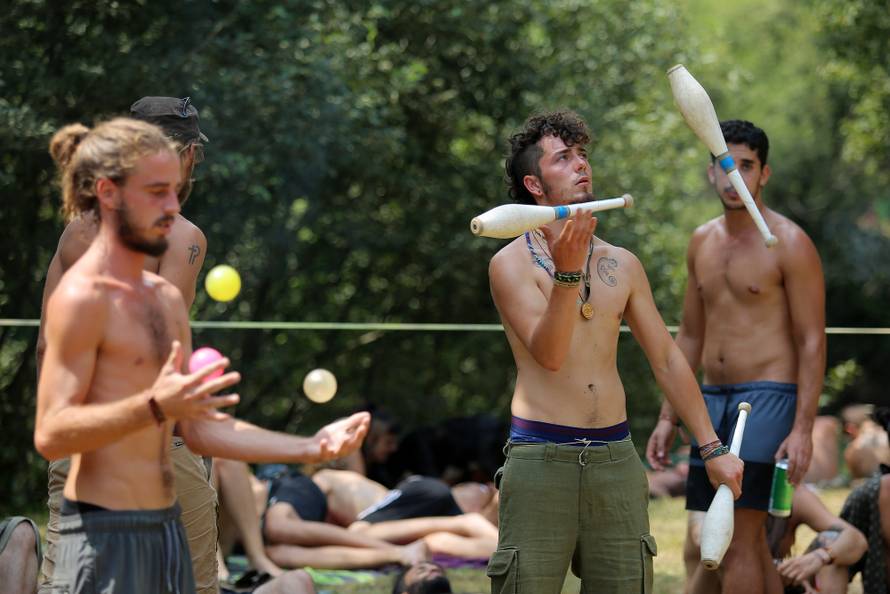 Gole grudi i psihodelija: Počeo Momento Demento na Mrežnici