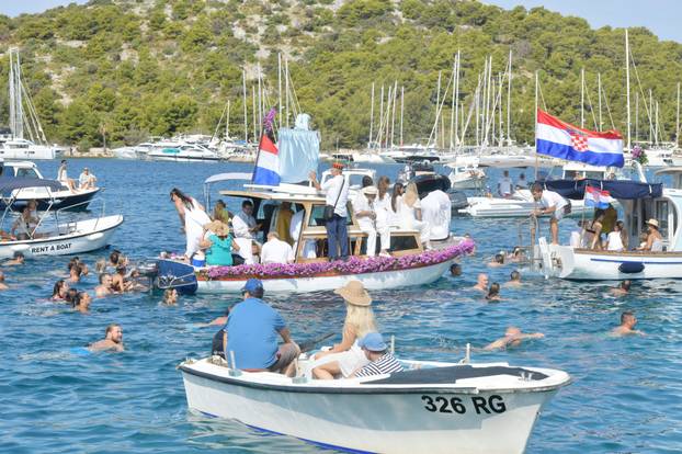 Rogoznica: Ispra?aj Gospe od Kapelice