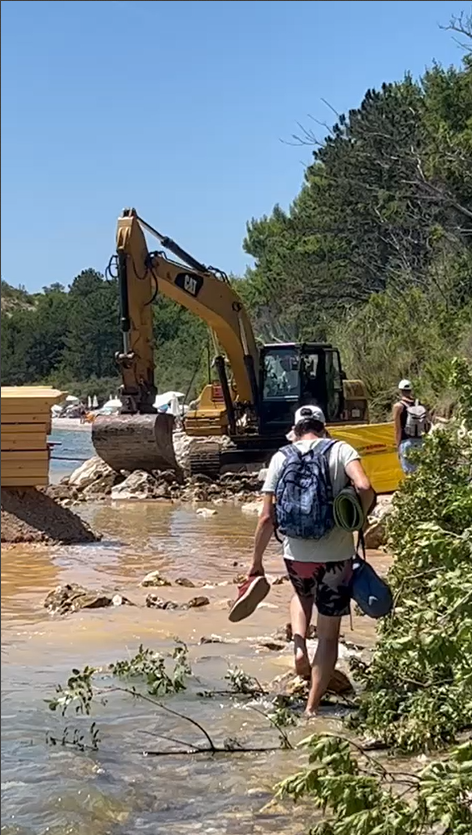 Iskrcali bager kraj kupača i krenuli raditi: 'More je postalo smeđe boje, mrlja se proširila'