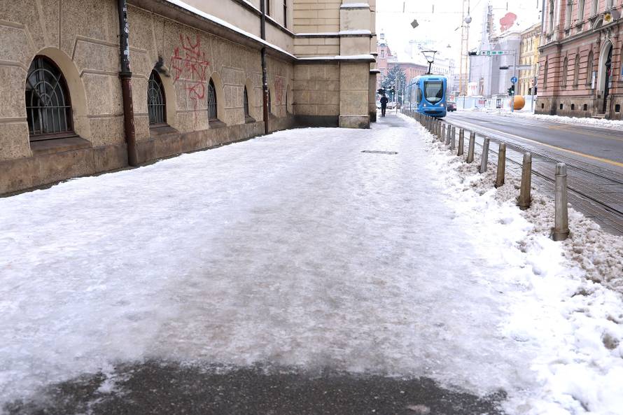 Zagreb: Na dva mjesta u Frankopanskoj opasan led