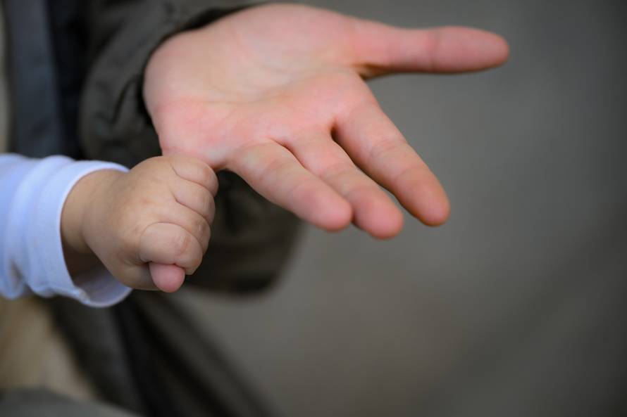 24SATA Zagreb: Reportaža s maloljetnim majkama koje žive u Nazorovoj s bebama