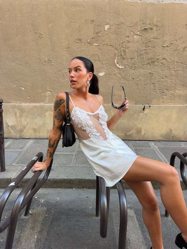 FOTO Sve nosi bez grudnjaka! Australka Eliza je cijela prirodna, kaže da voli slobodu