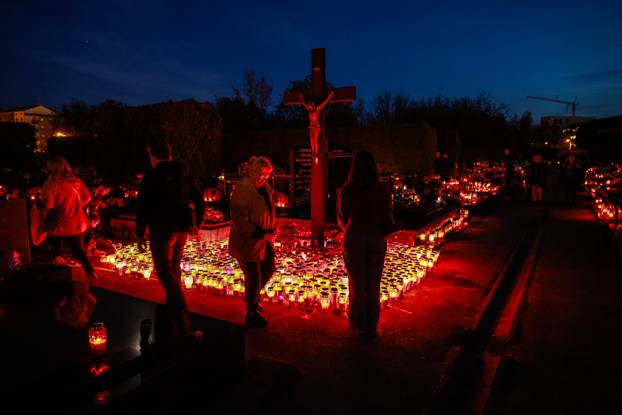 Zagreb: Trepet svijeća u sumrak na groblju Stenjevec na blagdan Svih svetih